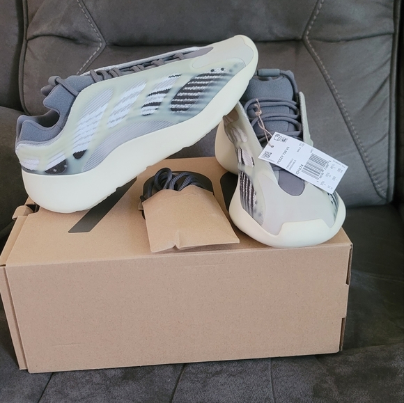 Yeezy 700 V3 - Faded Salt - Picture 3 of 7